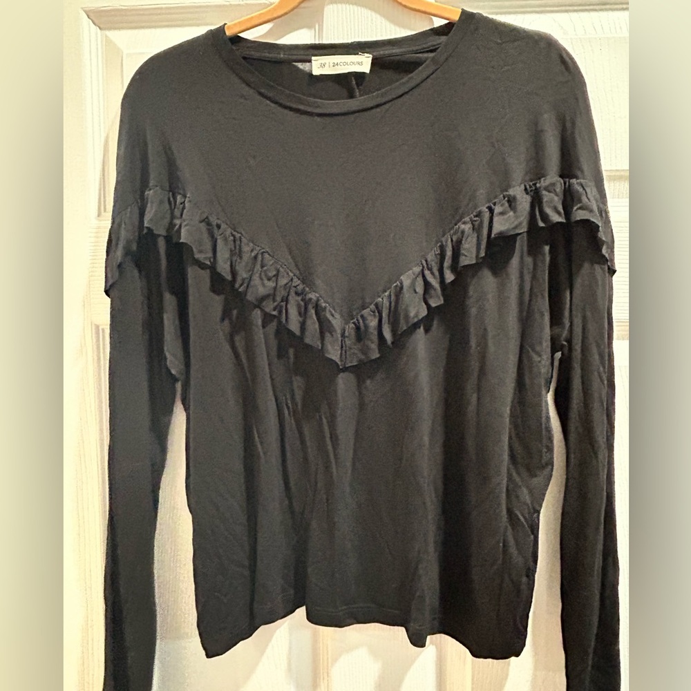 38 24 Colours Brand black ruffles light sweater Viscose made in Turkey. Small